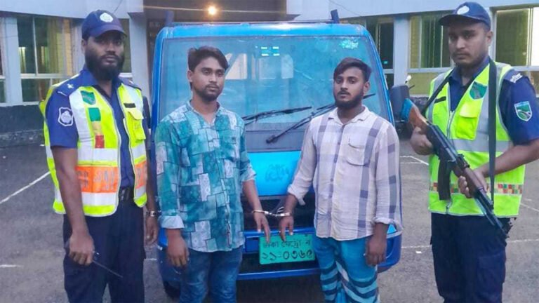 কুমিল্লা থেকে চুরি করে কক্সবাজারে নেয়ার পথে পিকআপ উদ্ধার: আটক ২ কুমিল্লা থেকে চুরি করে কক্সবাজারে নেয়ার পথে পিকআপ উদ্ধার: আটক ২