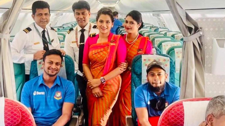 বিমানে সাকিব-মুশফিকদের সংবর্ধনা বিমানে সাকিব-মুশফিকদের সংবর্ধনা