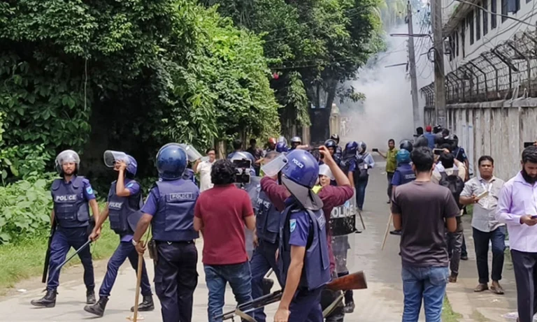 রাজবাড়ীতে বিএনপি-পুলিশ সংঘর্ষ, আহত ২০ রাজবাড়ীতে বিএনপি-পুলিশ সংঘর্ষ, আহত ২০