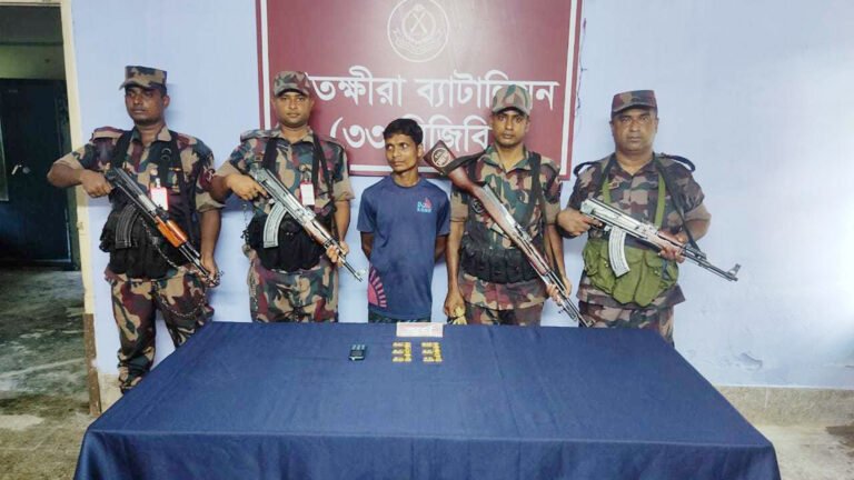 ভ্যানে মিলল দেড় কোটি টাকার স্বর্ণ, যুবক আটক