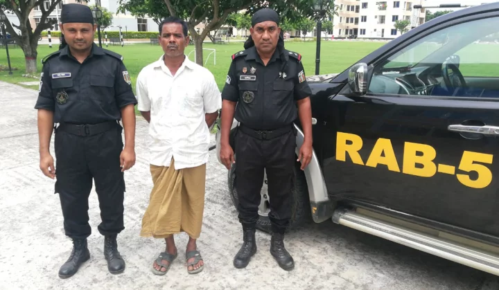 রাজশাহীর গোদাগাড়ীতে ২ কোটি টাকার হেরোইনসহ এক ব্যক্তি আটক রাজশাহীর গোদাগাড়ীতে ২ কোটি টাকার হেরোইনসহ এক ব্যক্তি আটক