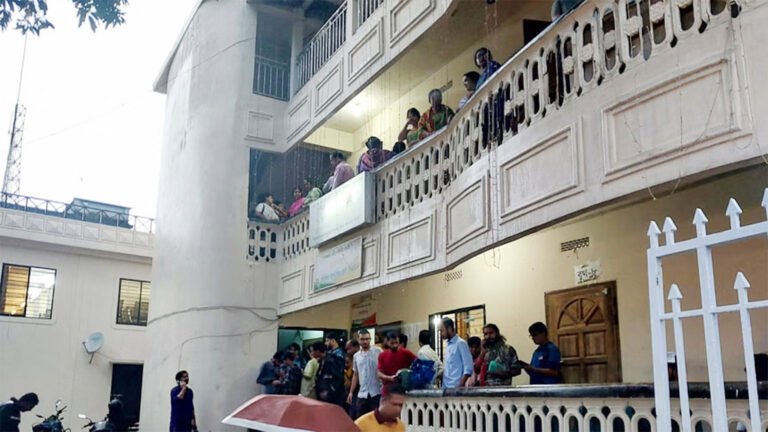 বিএনপির মিছিল থেকে নাট্যকর্মীদের ওপর হামলা মামলায় আসামি ৬০ বিএনপির মিছিল থেকে নাট্যকর্মীদের ওপর হামলা মামলায় আসামি ৬০