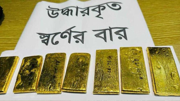 কোমরের বেল্টে সোয়া ৩ কোটি টাকার স্বর্ণ!