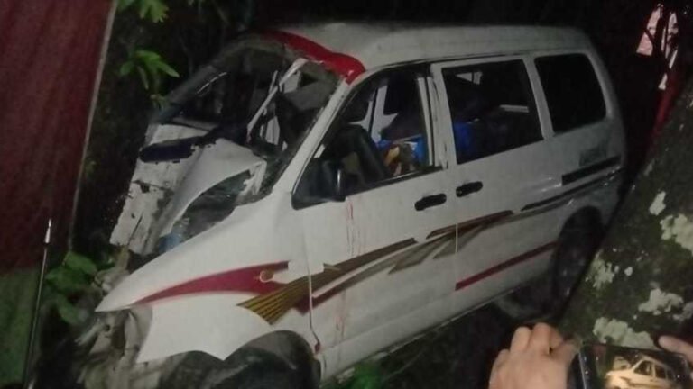 ঝালকাঠিতে নিয়ন্ত্রণ হারিয়ে গাছে উঠে গেল অ্যাম্বুলেন্স, আহত ৭ ঝালকাঠিতে নিয়ন্ত্রণ হারিয়ে গাছে উঠে গেল অ্যাম্বুলেন্স, আহত ৭