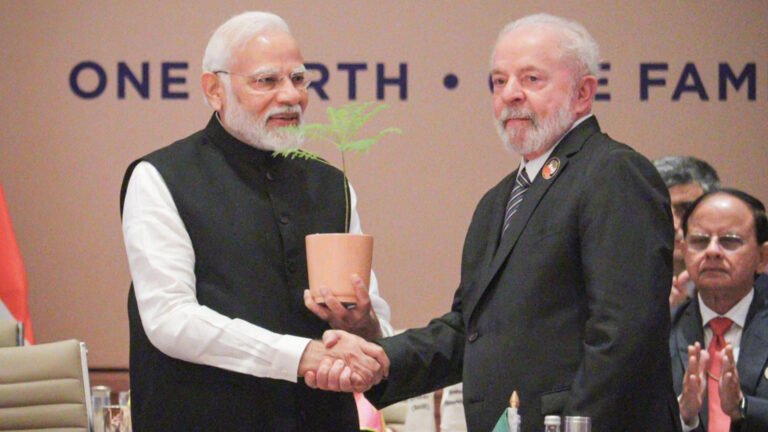জি-২০ সম্মেলন শেষ, ব্রাজিলকে সভাপতির দায়িত্ব হস্তান্তর জি-২০ সম্মেলন শেষ, ব্রাজিলকে সভাপতির দায়িত্ব হস্তান্তর