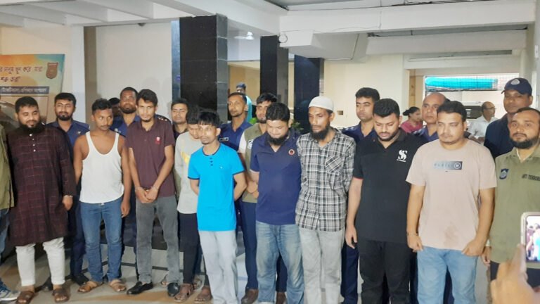 জানাজা ও জুমার নামাজ থেকে মোবাইল চুরি করত চক্রটি জানাজা ও জুমার নামাজ থেকে মোবাইল চুরি করত চক্রটি