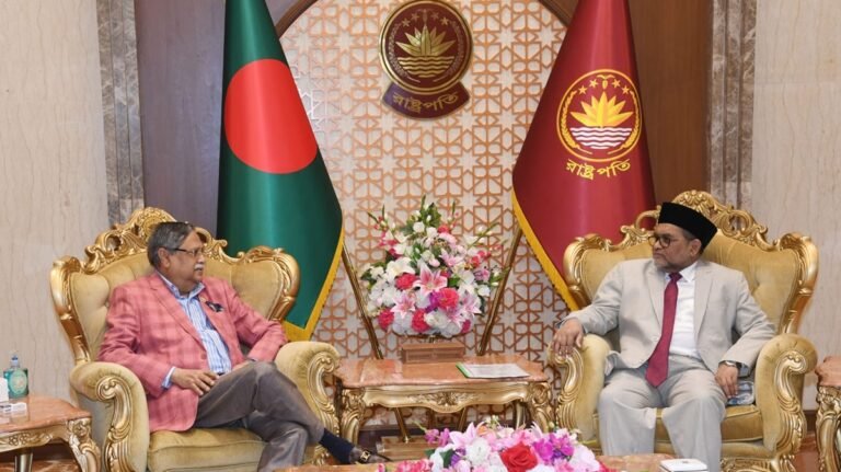 রাষ্ট্রপতির সঙ্গে প্রধান বিচারপতির বিদায়ী সাক্ষাৎ রাষ্ট্রপতির সঙ্গে প্রধান বিচারপতির বিদায়ী সাক্ষাৎ