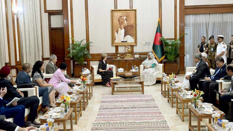 মার্কিন প্রাক নির্বাচন পর্যবেক্ষক দলকে প্রধানমন্ত্রী, বাংলাদেশে গণতন্ত্র বজায় রাখতে আওয়ামী লীগ সরকার প্রতিশ্রুতিবদ্ধ
