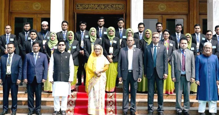 নবীন বিসিএস কর্মকর্তাদের ‘স্মার্ট বাংলাদেশ গড়ার মূল সৈনিক’ বললেন প্রধানমন্ত্রী নবীন বিসিএস কর্মকর্তাদের ‘স্মার্ট বাংলাদেশ গড়ার মূল সৈনিক’ বললেন প্রধানমন্ত্রী