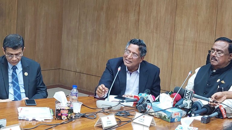 আলু-পেঁয়াজে দুর্বল হলেও চালে সবল, দাবি কৃষিমন্ত্রীর আলু-পেঁয়াজে দুর্বল হলেও চালে সবল, দাবি কৃষিমন্ত্রীর