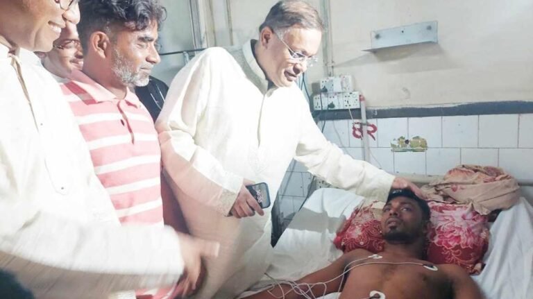 বিএনপির রোডমার্চে বাবা, বিষপান করা ছেলের পাশে তথ্যমন্ত্রী বিএনপির রোডমার্চে বাবা, বিষপান করা ছেলের পাশে তথ্যমন্ত্রী