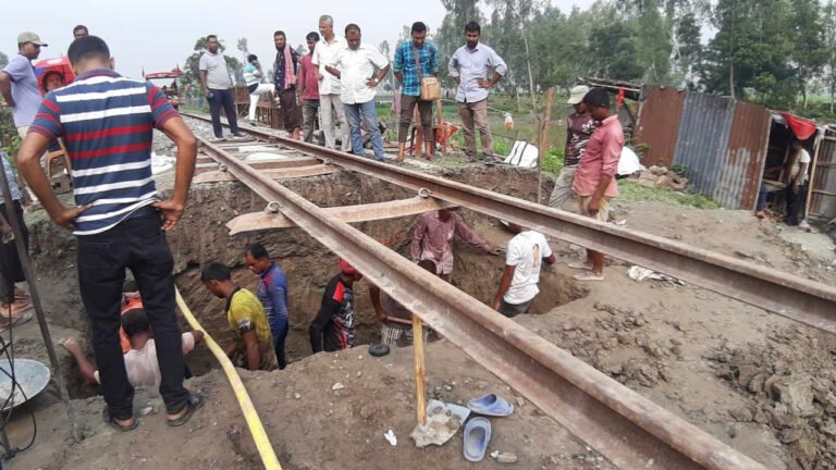 সন্ধ্যায় স্বাভাবিক হতে পারে কুড়িগ্রামে ট্রেন চলাচল সন্ধ্যায় স্বাভাবিক হতে পারে কুড়িগ্রামে ট্রেন চলাচল