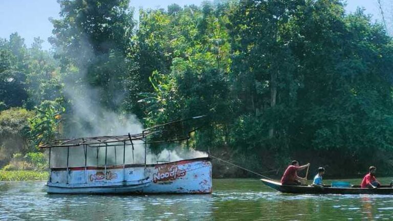 রাঙ্গামাটিতে পর্যটকবাহী বোটে আগুন
