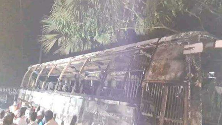 বরগুনায় ঢাকাগামী বাসে আগুন বরগুনায় ঢাকাগামী বাসে আগুন