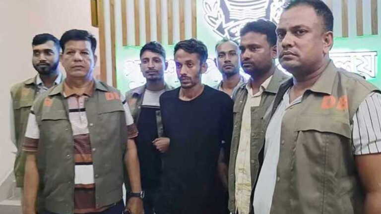 ট্রাকে আগুন দেয়ার ঘটনায় ছাত্রদল নেতা গ্রেফতার ট্রাকে আগুন দেয়ার ঘটনায় ছাত্রদল নেতা গ্রেফতার