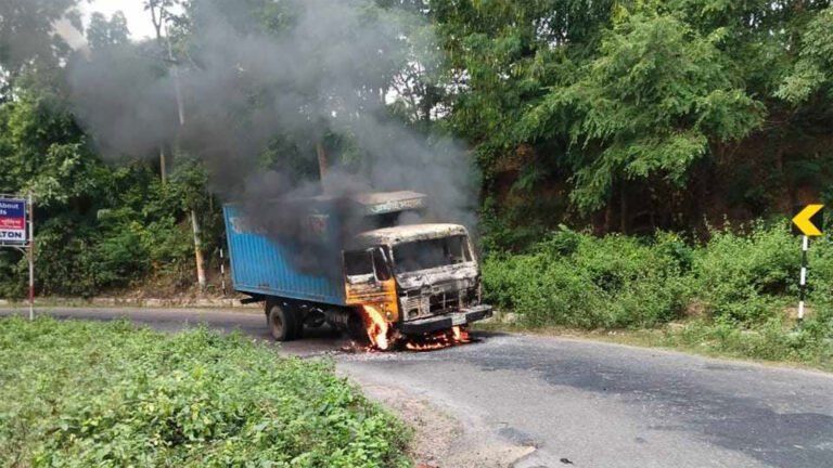 খাগড়াছড়িতে পণ্যবাহী কাভার্ডভ্যানে আগুন খাগড়াছড়িতে পণ্যবাহী কাভার্ডভ্যানে আগুন