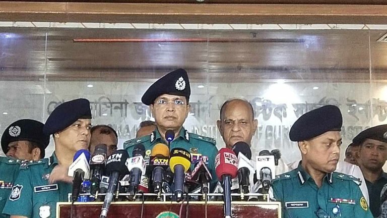 বিএনপি কার্যালয়ে তারা নিজেরা তালা মেরে রেখেছেন: ডিএমপি কমিশনার বিএনপি কার্যালয়ে তারা নিজেরা তালা মেরে রেখেছেন: ডিএমপি কমিশনার