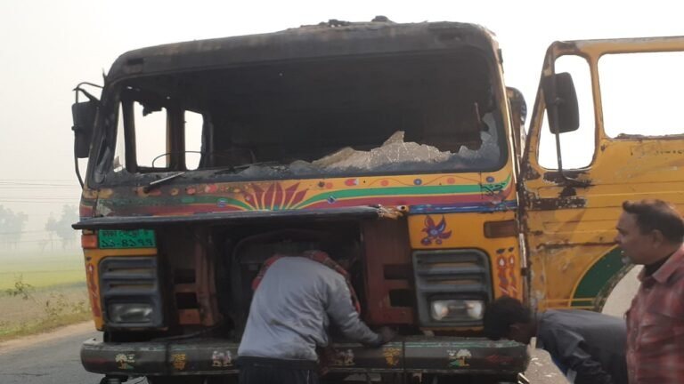 সিরাজগঞ্জে খাদ্যবাহী ট্রাকে আগুন সিরাজগঞ্জে খাদ্যবাহী ট্রাকে আগুন