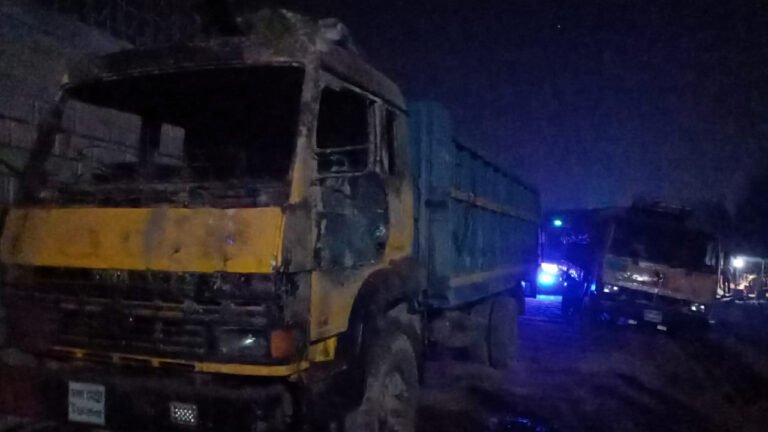 গাজীপুরে দুই গাড়িতে আগুন গাজীপুরে দুই গাড়িতে আগুন