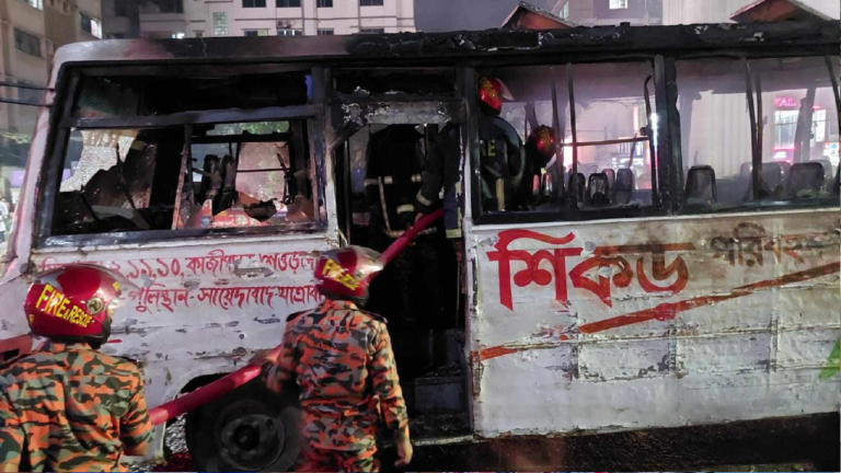 অবরোধের আগের রাতে ৯ গাড়িতে আগুন অবরোধের আগের রাতে ৯ গাড়িতে আগুন