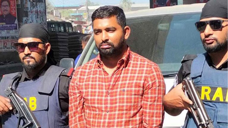 রাজধানীতে বাসে আগুন দিতে গিয়ে ছাত্রদল নেতা আটক রাজধানীতে বাসে আগুন দিতে গিয়ে ছাত্রদল নেতা আটক