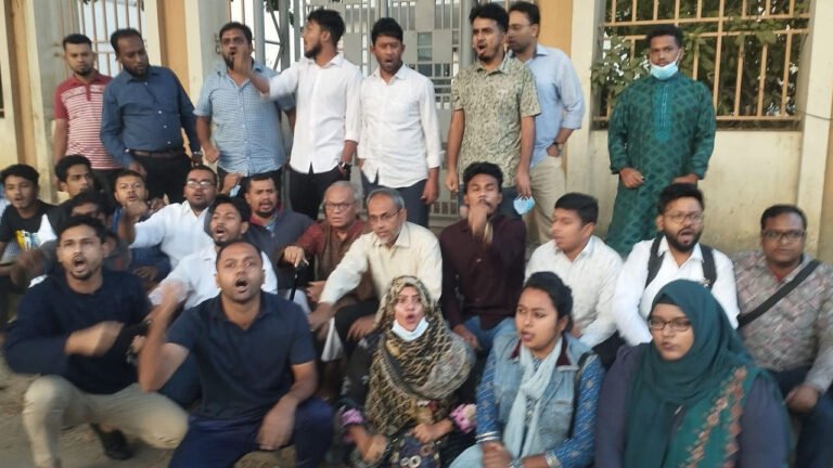 শাহবাগে রিজভীর নেতৃত্বে পিকেটিং ও সড়ক অবরোধ শাহবাগে রিজভীর নেতৃত্বে পিকেটিং ও সড়ক অবরোধ