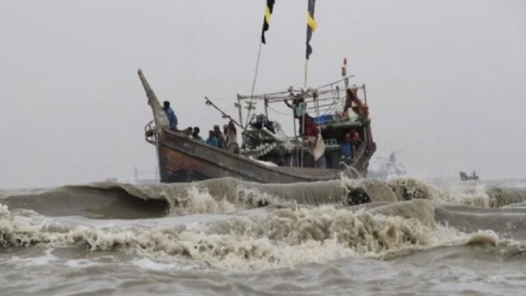 বঙ্গোপসাগরে ট্রলারডুবি, ২ শতাধিক জেলে নিখোঁজ