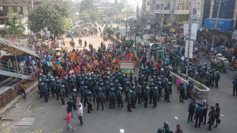 মিরপুরে আবারও রাস্তায় নেমেছেন পোশাক শ্রমিকরা মিরপুরে আবারও রাস্তায় নেমেছেন পোশাক শ্রমিকরা