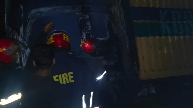 সিরাজগঞ্জে করতোয়া কুরিয়ার সার্ভিসের কাভার্ডভ্যানে আগুন
