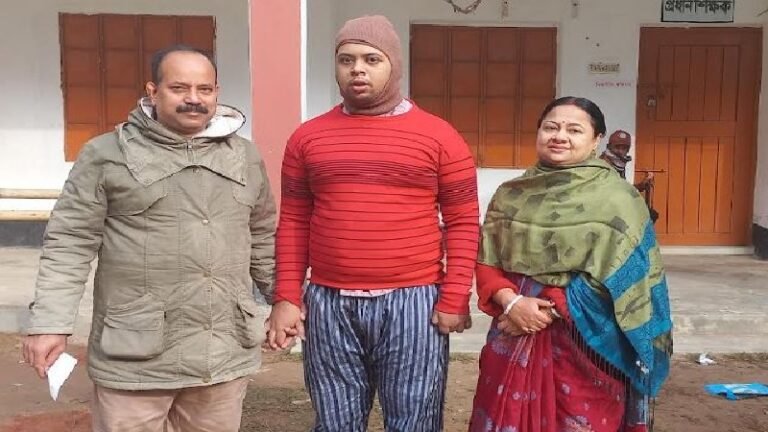 মা-বাবার হাত ধরে ভোট দিলেন প্রতিবন্ধী যুবক