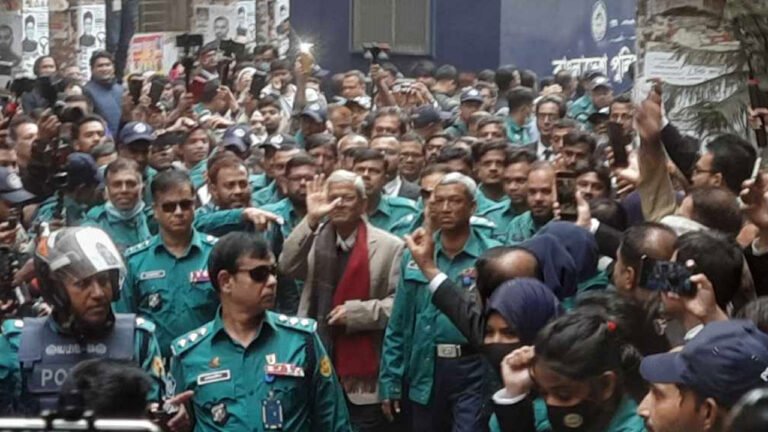 আদালতে মির্জা ফখরুল, জামিন চেয়ে আইনজীবীদের মিছিল