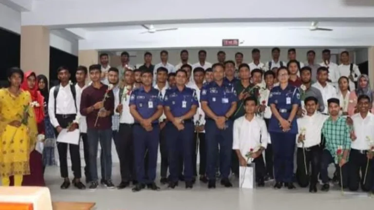 ১২০ টাকায় পুলিশে চাকরি পেলেন ৪২ তরুণ-তরুণী
