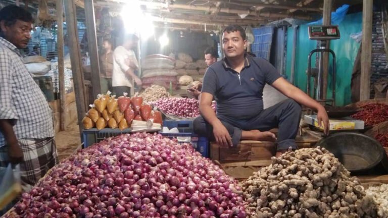 কেজিতে ১০ টাকা কমল পেঁয়াজের দাম