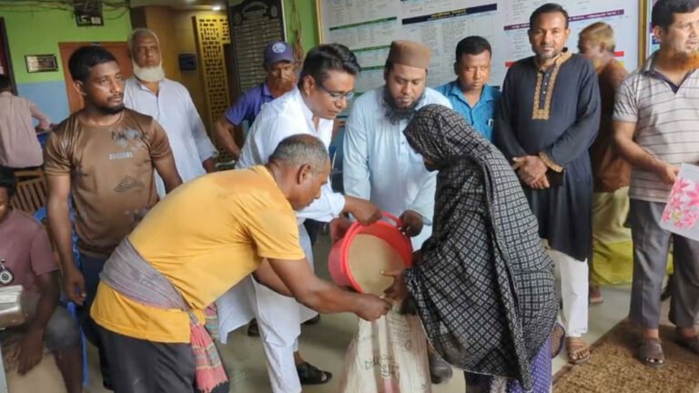 হিলিতে ৩ হাজার পরিবার পেলো প্রধানমন্ত্রীর ঈদ উপহার