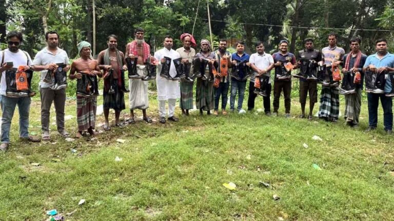 মানিকগঞ্জে রাসেলস ভাইপার থেকে রক্ষায় কৃষকদের জুতা-হাতমোজা বিতরণ