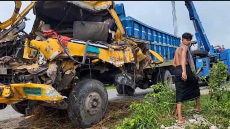 কাভার্ড ভ্যানের পেছনে গরুবোঝাই ট্রাকের ধাক্কা, নিহত ২