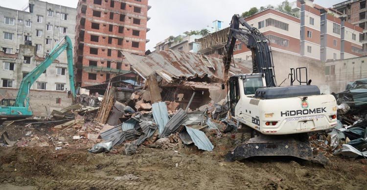 সাদিক অ্যাগ্রোর পুরো খামার উচ্ছেদ, গরু নেওয়া হচ্ছে সাভারে সাদিক অ্যাগ্রোর পুরো খামার উচ্ছেদ, গরু নেওয়া হচ্ছে সাভারে