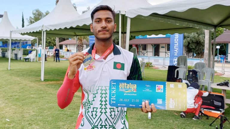 প্যারিস অলিম্পিকে বাংলাদেশের পতাকা সাগরের হাতে