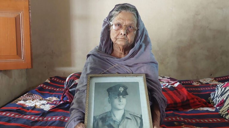 পুলিশ কর্মকর্তা মাসুদের জন্য মায়ের আহাজারি থামছে না