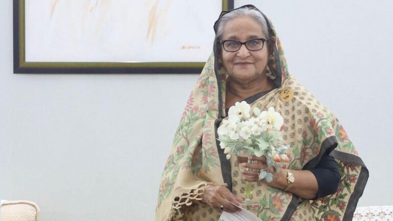 প্রধানমন্ত্রী শেখ হাসিনাকে ‌‌‘ইকেবানা’ উপহার পাঠালেন বাবা হারানো জাপানি কন্যা