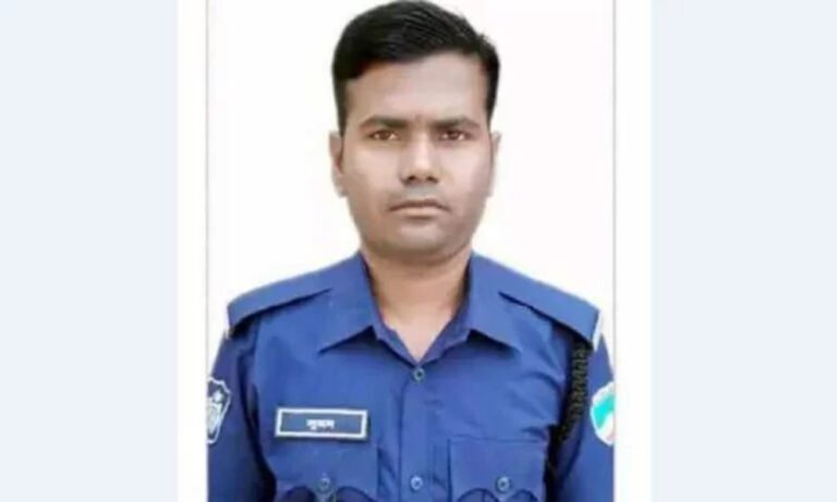 পুলিশ ছেলেকে হারিয়ে নির্বাক মুক্তিযোদ্ধা বাবা, মা-বোনের বিলাপ