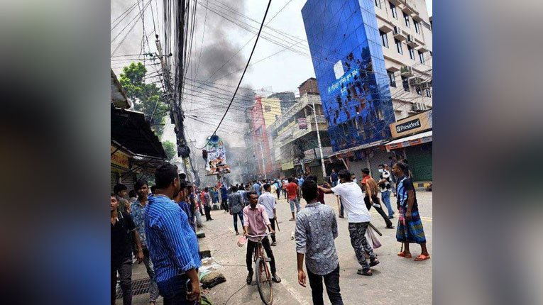 খুলনায় ধাওয়া-পাল্টা ধাওয়া, আওয়ামী লীগ কার্যালয়ে আগুন