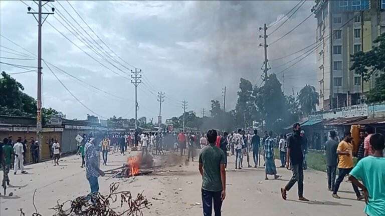 নারায়ণগঞ্জে ডিসি-এসপির কার্যালয়ে ভাঙচুর-আগুন, আহত অর্ধশতাধিক