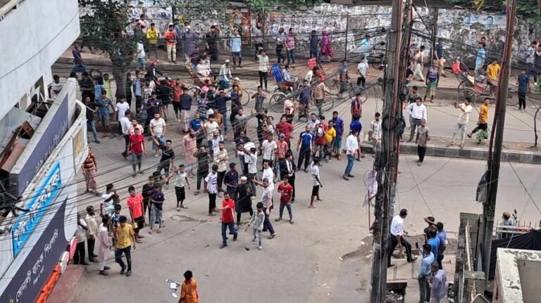 সিএমএম আদালতের প্রধান ফটক ভাঙার চেষ্টা, পুলিশের গাড়ি ভাঙচুর