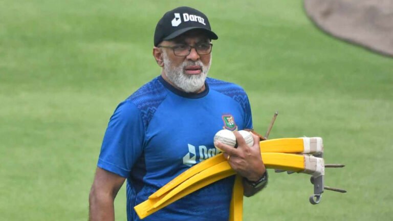 ছুটি শেষে ঢাকা ফিরেছেন হাথুরুসিংহে