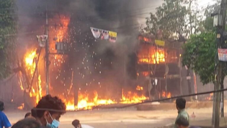 ধানমন্ডিতে ইয়েলোর শোরুমে আগুন